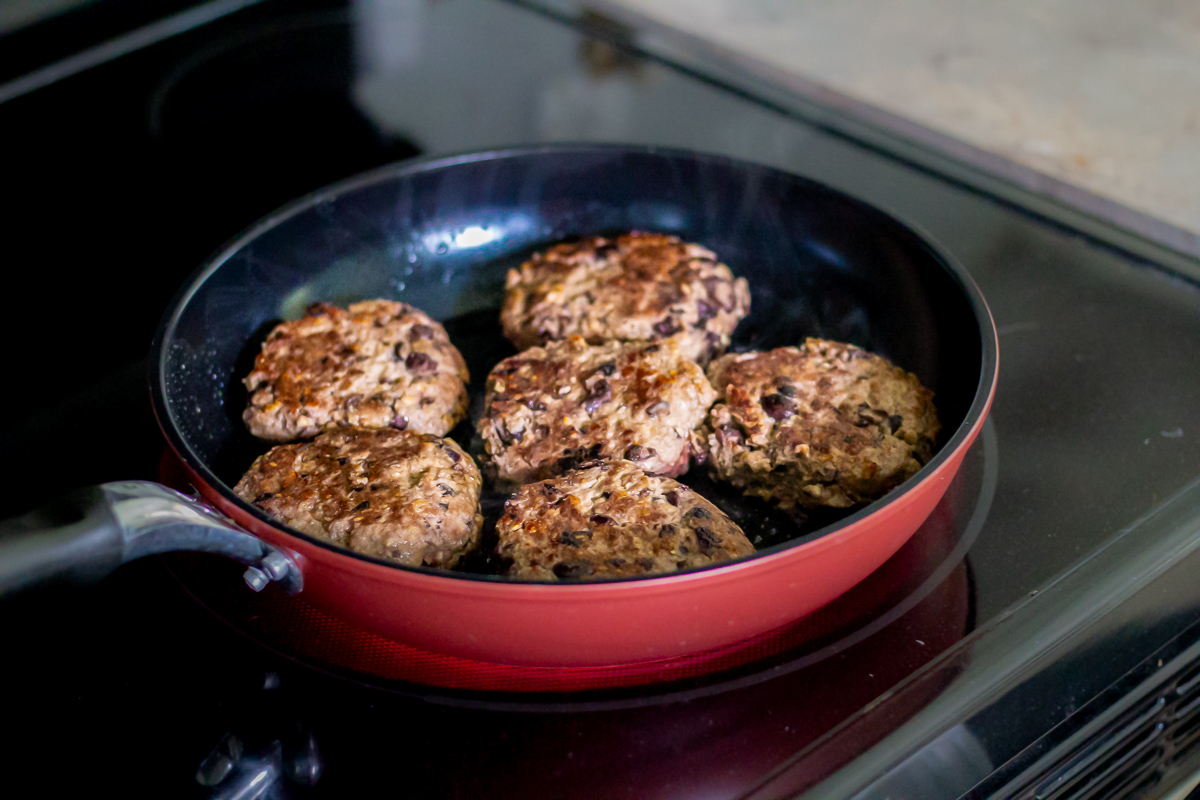 Guess what? You can enjoy healthy comfort foods like salisbury steak and gravy! With a few secret ingredients, you can whip up easy gluten free recipes for dinner that the whole family will love. #glutenfreerecipes #healthymeals #easydinners #easyhealthyrecipes #salisburysteak