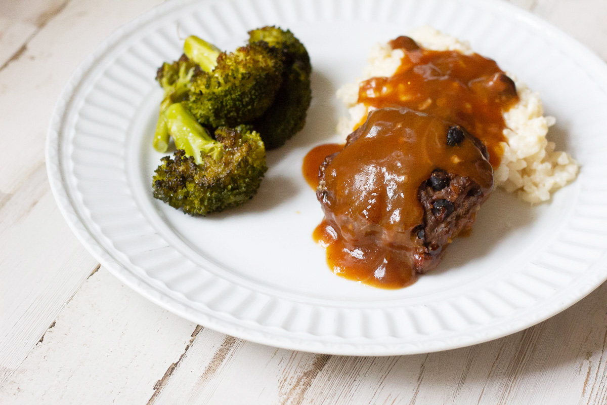 Guess what? You can enjoy healthy comfort foods like salisbury steak and gravy! With a few secret ingredients, you can whip up easy gluten free recipes for dinner that the whole family will love. #glutenfreerecipes #healthymeals #easydinners #easyhealthyrecipes #salisburysteak