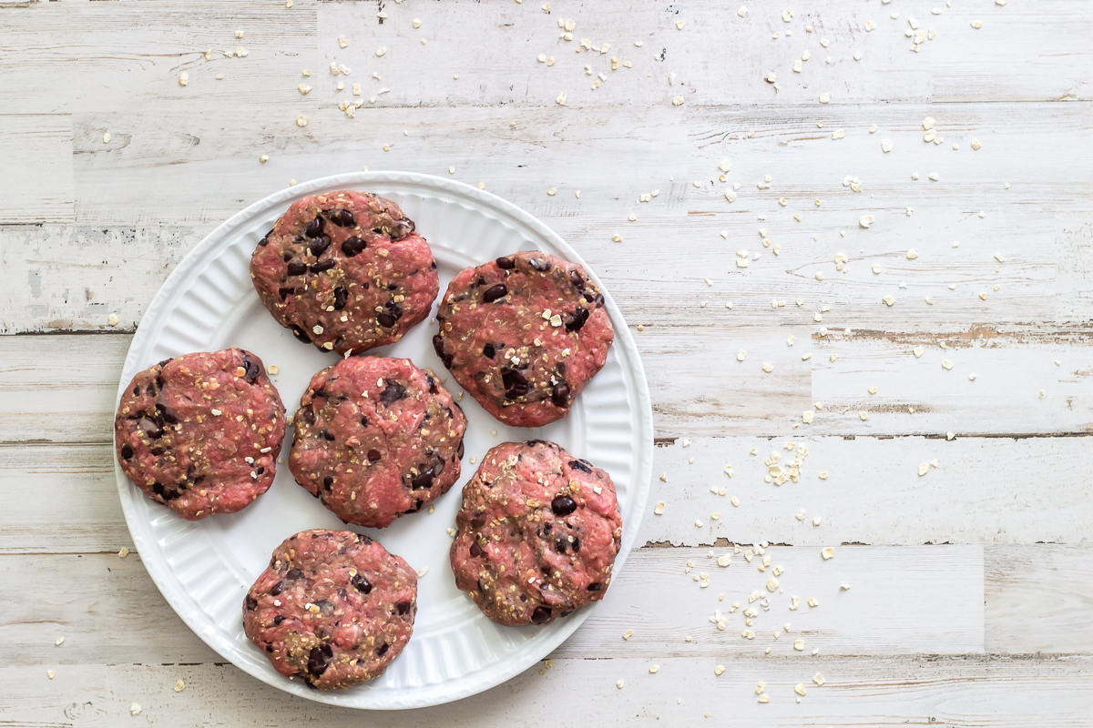 Guess what? You can enjoy healthy comfort foods like salisbury steak and gravy! With a few secret ingredients, you can whip up easy gluten free recipes for dinner that the whole family will love. #glutenfreerecipes #healthymeals #easydinners #easyhealthyrecipes #salisburysteak