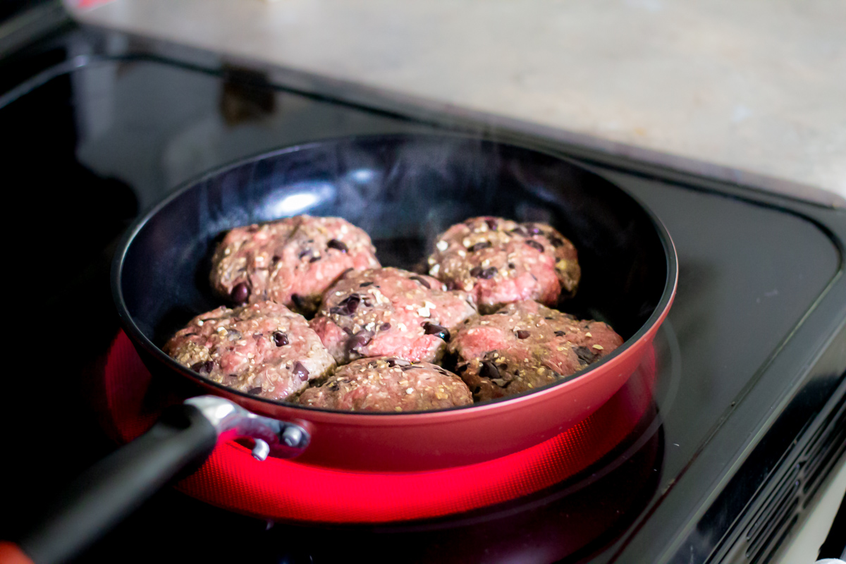 Guess what? You can enjoy healthy comfort foods like salisbury steak and gravy! With a few secret ingredients, you can whip up easy gluten free recipes for dinner that the whole family will love. #glutenfreerecipes #healthymeals #easydinners #easyhealthyrecipes #salisburysteak