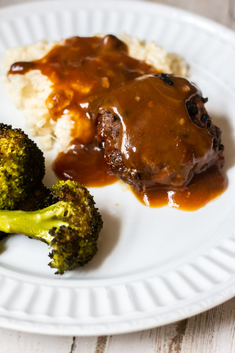 Guess what? You can enjoy healthy comfort foods like salisbury steak and gravy! With a few secret ingredients, you can whip up easy gluten free recipes for dinner that the whole family will love. #glutenfreerecipes #healthymeals #easydinners #easyhealthyrecipes #salisburysteak